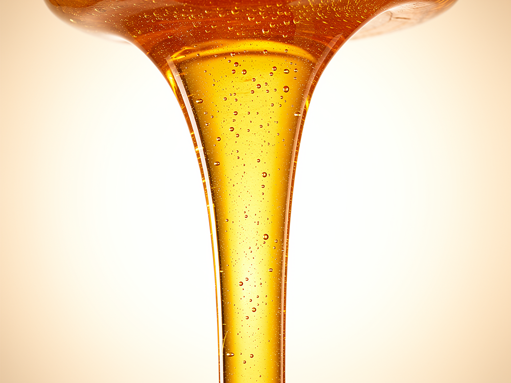 Stiklinė su auksiniu medumi